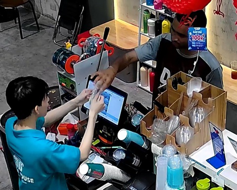 Nhiều hàng quán ở Vũng Tàu 'tố' người nước ngoài lừa đảo lấy tiền thừa- Ảnh 2. Nhân viên quán trả lại tờ tiền mệnh giá 500.000 đồng cho khách nước ngoài - Ảnh cắt từ camera an ninh