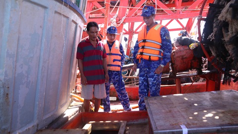 Mua dầu DO trôi nổi trên biển, 2 tàu đánh cá ở Kiên Giang bị bắt giữ- Ảnh 1. Lực lượng chức năng Bộ tư lệnh Vùng Cảnh sát biển 4 phát hiện tàu cá vận chuyển dầu DO trái phép trên vùng biển Tây Nam - Ảnh: VĂN MẪN