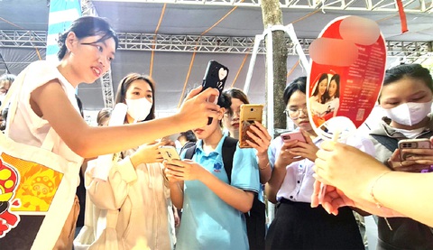 Bất kỳ ai nếu không tỉnh táo khi sử dụng mạng xã hội, điện thoại thông minh đều có thể là nạn nhân của lừa đảo mạng - Ảnh: C.TRIỆU Bất kỳ ai nếu không tỉnh táo khi sử dụng mạng xã hội, điện thoại thông minh đều có thể là nạn nhân của lừa đảo mạng - Ảnh: C.TRIỆU