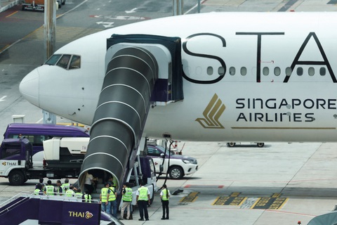 Máy bay Singapore Airlines gặp nhiễu động đã cất cánh rời Thái Lan- Ảnh 1. Chiếc máy bay Hãng Singapore Airlines đậu trên đường băng sau khi hạ cánh khẩn cấp. Ảnh chụp tại sân bay quốc tế Suvarnabhumi, ở Bangkok, Thái Lan hôm 22-5 - Ảnh: REUTERS