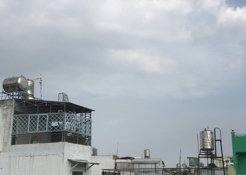 Chiều tối nay nơi nào ở TP.HCM có thể mưa dông?- Ảnh 2. Từ khu vực quận Bình Thạnh nhìn trên cao có thể quan sát thấy mây dông đang phát triển hướng về huyện Bình Chánh, TP.HCM - QUANG KHẢI