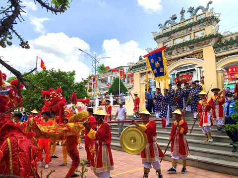 Du khách được tham quan miễn phí 7 ngày lễ Vía Bà Chúa Xứ núi Sam- Ảnh 1. Du khách được tham quan miễn phí 7 ngày tại lễ hội Vía Bà Chúa Xứ núi Sam năm 2024 - Ảnh: THU HỒNG