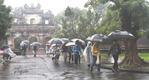 Du khách thăm Hoàng thành trong màn mưa Huế - Ảnh: ĐĂNG HẠNH Du khách thăm Hoàng thành trong màn mưa Huế - Ảnh: ĐĂNG HẠNH