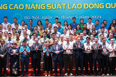 Thủ tướng Phạm Minh Chính tặng quà 95 công nhân có năng suất lao động cao, có thành tích tiêu biểu trong lao động sản xuất - Ảnh: DANH KHANG Thủ tướng Phạm Minh Chính cùng 95 công nhân có năng suất lao động cao, có thành tích tiêu biểu trong lao động sản xuất tham gia diễn đàn - Ảnh: DANH KHANG