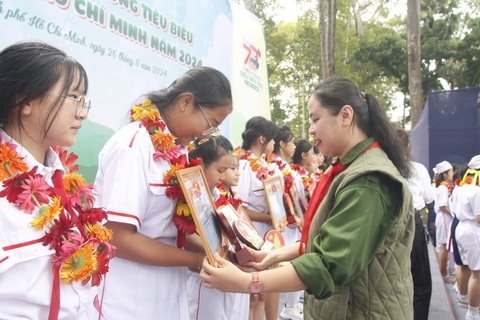 Chị Trịnh Thị Hiền Trân - phó bí thư Thành Đoàn, chủ tịch Hội đồng Đội TP.HCM - trao bằng khen cho các liên đội trưởng tiêu biểu cấp thành - Ảnh: CÔNG TRIỆU Chị Trịnh Thị Hiền Trân - phó bí thư Thành Đoàn, chủ tịch Hội đồng Đội TP.HCM - trao bằng khen cho các liên đội trưởng tiêu biểu cấp thành - Ảnh: CÔNG TRIỆU