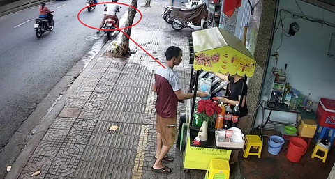Nhiều hàng quán ở Vũng Tàu 'tố' người nước ngoài lừa đảo lấy tiền thừa- Ảnh 4. Cũng người nước ngoài lừa đảo trên mua hàng ở quán nước ven dường, phía xa là người đi cùng ngồi trên xe máy - Ảnh: MXH