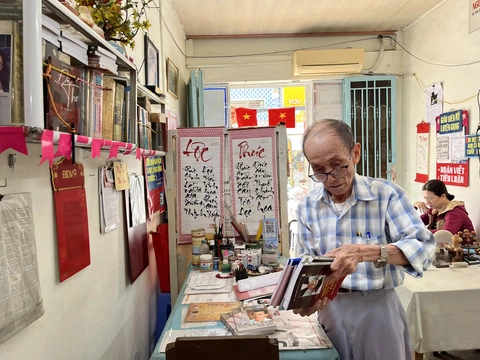 Thầy giáo 87 tuổi đi thi cao học: Không để thời gian trôi qua một cách phí phạm- Ảnh 2. Với ông, việc tự học và tự tìm tòi là