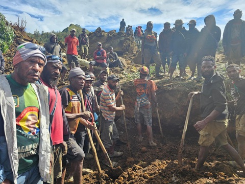 Lở đất ở Papua New Guinea có thể đã khiến hơn 670 người chết- Ảnh 1. Dân địa phương tập trung giữa thiệt hại sau trận lở đất ở tỉnh Enga, Papua New Guinea hôm 24-5 - Ảnh: REUTERS