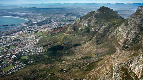 15 sân bay cho bạn ngắm cảnh đẹp ngất ngây khi hạ cánh- Ảnh 5. Cape Town vốn được mệnh danh là thành phố ăn ảnh nhất thế giới - Ảnh: CNN
