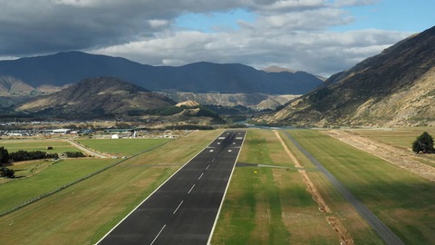 15 sân bay cho bạn ngắm cảnh đẹp ngất ngây khi hạ cánh- Ảnh 13. Queenstown (ZQN) là sân bay quốc tế tọa lạc ở Frankton, Otago, phục vụ Queenstown, New Zealand - Ảnh: CNN