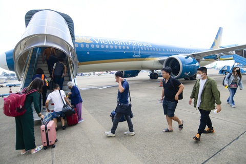 Một máy bay Airbus A321 (loại máy bay các hãng thường sử dụng) chặng TP.HCM - Hà Nội có chi phí nhiên liệu là 142 triệu đồng/chặng - Ảnh: QUANG ĐỊNH Một máy bay Airbus A321 (loại máy bay các hãng thường sử dụng) chặng TP.HCM - Hà Nội có chi phí nhiên liệu là 142 triệu đồng/chặng - Ảnh: QUANG ĐỊNH