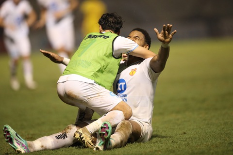 Rafaelson ghi 5 bàn, lập kỷ lục V-League và giúp Nam Định tìm lại mạch thắng- Ảnh 1. Rafaelson tỏa sáng đúng lúc, giúp mang về chiến thắng cho Nam Định - Ảnh: NĐFC
