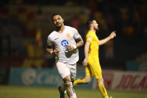 Rafaelson ghi 5 bàn, lập kỷ lục V-League và giúp Nam Định tìm lại mạch thắng- Ảnh 2. Chân sút người Brazil đã xác lập kỷ lục ghi bàn mới của V-League - Ảnh: NĐFC