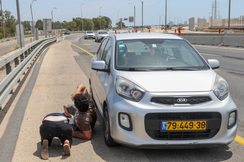 Người dân Israel nằm xuống đất nấp khi rocket của Hamas phóng vào Tel Aviv, ngày 26-5 - Ảnh: AFP Người dân Israel nằm xuống đất nấp khi rocket của Hamas phóng vào Tel Aviv, ngày 26-5 - Ảnh: AFP