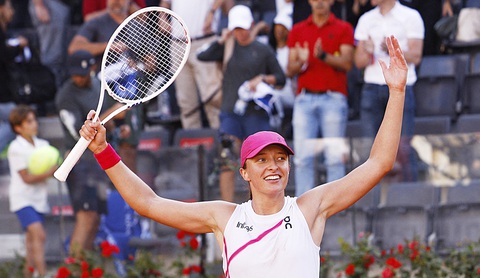 Swiatek hướng đến chức vô địch Roland Garros 2024 - Ảnh: REUTERS Swiatek hướng đến chức vô địch Roland Garros 2024 - Ảnh: REUTERS