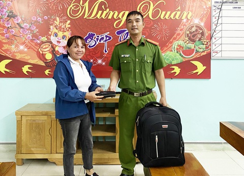 Công an tìm nhanh hành lý có tiền, vàng do nhà xe đưa nhầm, người dân viết thư cảm ơn- Ảnh 1. Công an huyện Phước Sơn trao trả hành lý cùng tài sản cho bà Thanh - Ảnh: T.PHƯƠNG
