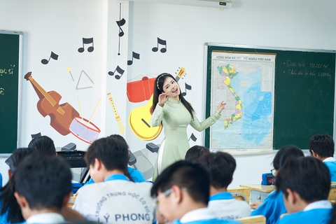 Dương Hoàng Yến và Khắc Việt: 'Ta yêu nhau như yêu đất nước'- Ảnh 2. Dương Hoàng Yến vào vai cô giáo dạy nhạc ở trường phổ thông.