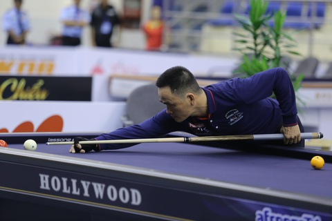 Thắng kịch tính tân số 1 thế giới, Trần Đức Minh vô địch World Cup billiards TP.HCM- Ảnh 1. Trần Đức Minh thi đấu kiên cường tại chung kết World Cup billiards carom 3 băng TP.HCM 2024 - Ảnh: ĐỨC KHUÊ
