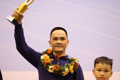 Trần Đức Minh: 'Tôi ngồi chờ và khi có cơ hội là giải quyết ván đấu lập tức'- Ảnh 1. Khoảnh khắc Trần Đức Minh với chiếc cúp vô địch tại World Cup billiards carom 3 băng TP.HCM - Ảnh: ĐỒNG LINH