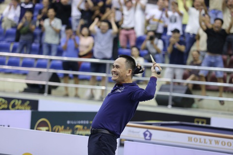 Trần Đức Minh: 'Tôi ngồi chờ và khi có cơ hội là giải quyết ván đấu lập tức'- Ảnh 3. Trần Đức Minh nhảy cẫng lên vui sướng khi giành điểm số quyết định - Ảnh: ĐỨC KHUÊ