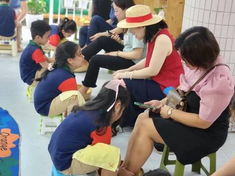 Tranh luận trái chiều quanh việc 'trẻ mầm non có lễ tri ân trưởng thành'- Ảnh 1. Các bé Trường mầm non Ngọc Lan (Đà Nẵng) rửa chân cho mẹ tại