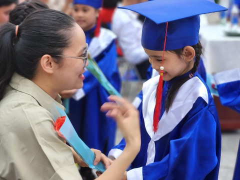Tranh luận trái chiều quanh việc 'trẻ mầm non có lễ tri ân trưởng thành'- Ảnh 2. Không cầu kỳ, một bông hoa tặng mẹ trong lễ tri ân trưởng thành cũng là bài học quý cho các con - Ảnh: THƯ TRÂM
