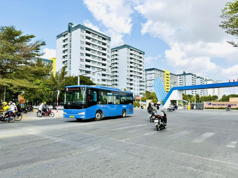 Sinh viên Đại học Quốc gia TP.HCM than bị quấy rối, trộm cắp trên xe buýt- Ảnh 1. Xe buýt trong khu đô thị Đại học Quốc gia TP.HCM - Ảnh: CÔNG TƯỜNG