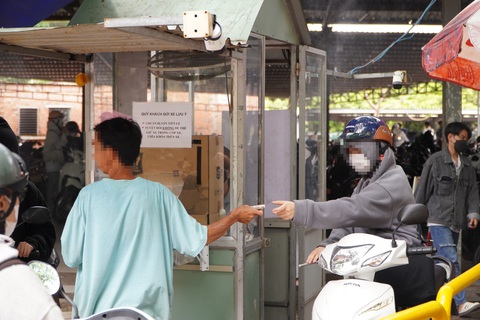 Trả vài ngàn tiền lẻ mà đưa tờ 200.000 đồng, hàng xe dồn ứ đợi thối tiền- Ảnh 1. Dù có bảng nhắc nhở chuẩn bị sẵn tiền lẻ nhưng nhiều sinh viên vẫn đưa tiền mệnh giá lớn cho nhân viên giữ xe - Ảnh: AN VI