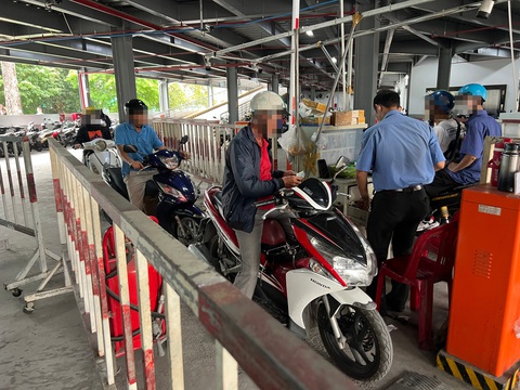 Trả vài ngàn tiền lẻ mà đưa tờ 200.000 đồng, hàng xe dồn ứ đợi thối tiền- Ảnh 3. Người đàn ông sau khi đưa tiền mệnh giá lớn còn nán lại để kiểm tra tiền thối mới rời đi - Ảnh: AN VI