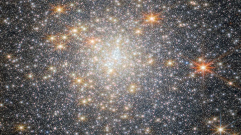 Ảnh ngoạn mục thiên hà và tinh vân do kính James Webb chụp- Ảnh 1. Cụm sao cầu NGC 6440 quay quanh vùng phình trung tâm thiên hà - vùng tập trung dày đặc các ngôi sao - của Dải Ngân hà. Việc quan sát các cụm sao dày đặc là một thách thức cho đến khi kính viễn vọng không gian James Webb xuất hiện - Hình ảnh: ESA/Webb, NASA & CSA, P. Freire