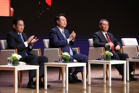 Thượng đỉnh Hàn Nhật Trung tại Seoul 27-5 Reuters Thủ tướng Nhật Bản Kishida Fumio, Tổng thống Hàn Quốc Yoon Suk Yeol, Thủ tướng Trung Quốc Lý Cường (từ trái qua) dự cuộc họp doanh nghiệp tại Phòng Thương mại và Công nghiệp Hàn Quốc ngày 27-5 ở Seoul, Hàn Quốc - Ảnh: REUTERS