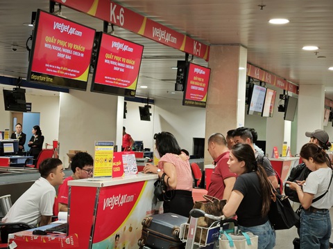 Vietjet khai thác 3.100 chuyến bay đêm dịp hè- Ảnh 1. Trong bối cảnh hàng không đang thiếu máy bay, các hãng hàng không đang lên phương án tăng cường hiệu quả máy bay, bay đêm hàng ngàn chuyến trong dịp hè 2024 - Ảnh: CÔNG TRUNG