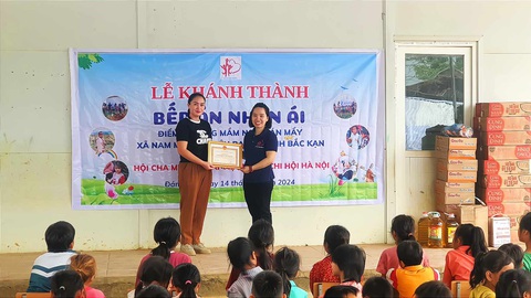 Chị Lê Thị Vân Hà (bên phải - chi hội trưởng Hội cha mẹ Nhân Ái Hà Nội) trao tặng bếp ăn Nhân Ái cho điểm Trường mầm non Đán Mẩy - Ảnh: LƯƠNG ĐÌNH KHOA Chị Lê Thị Vân Hà (bên phải - chi hội trưởng Hội cha mẹ Nhân Ái Hà Nội) trao tặng bếp ăn Nhân Ái cho điểm Trường mầm non Đán Mẩy - Ảnh: LƯƠNG ĐÌNH KHOA