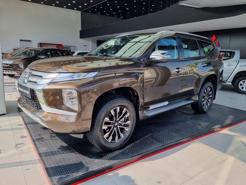 Tin tức giá xe: Mitsubishi Pajero Sport chỉ còn từ 890 triệu đồng tại đại lý, ngang ngửa Mazda CX-5- Ảnh 2. Mitsubishi Pajero Sport sở hữu ngoại hình mạnh mẽ với mặt ca-lăng cỡ lớn đi cùng 3 thanh mạ chrome ở trên và lưới tản nhiệt dạng tổ ong phía dưới. Hệ thống đèn pha sử dụng công nghệ LED tích hợp công nghệ điều chỉnh độ cao góc chiếu. Mâm 6 chấu kép 18 inch - Ảnh: Đại lý Mitsubishi