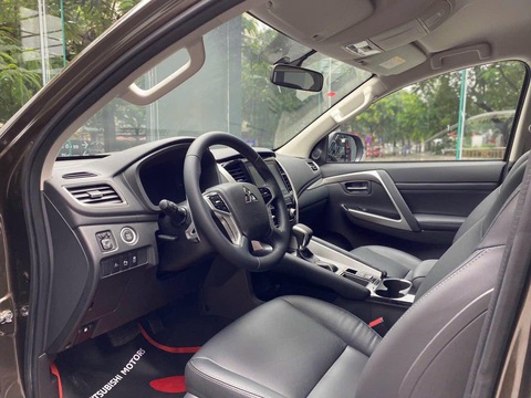 Tin tức giá xe: Mitsubishi Pajero Sport chỉ còn từ 890 triệu đồng tại đại lý, ngang ngửa Mazda CX-5- Ảnh 5. Một số tính năng tiêu biểu trong cabin có thể kể tới như ghế lái chỉnh điện 8 hướng, vô-lăng 4 chấu tích hợp phím chức năng, lẫy chuyển số, màn hình cảm ứng 8 inch kết nối Apple Carplay & Android Auto, dàn âm thanh đầu ra 6 loa, điều hòa 2 vùng, cửa sổ trời panorama - Ảnh: Đại lý Mitsubishi