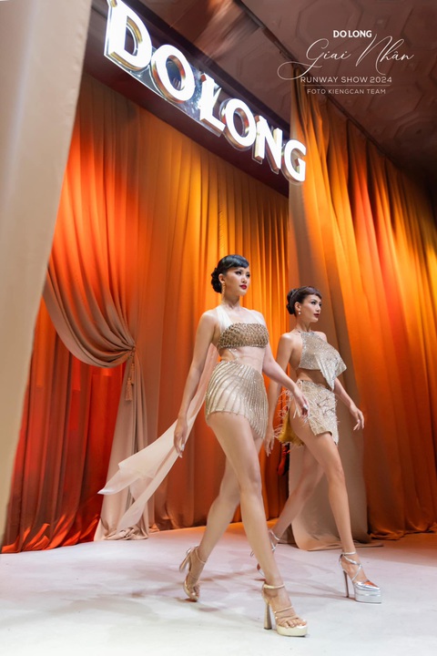 Phương Trinh Jolie xin lỗi Hương Ly sau lời nhận xét 'kém duyên'- Ảnh 4. Á hậu Hương Ly (trái) trên sàn diễn