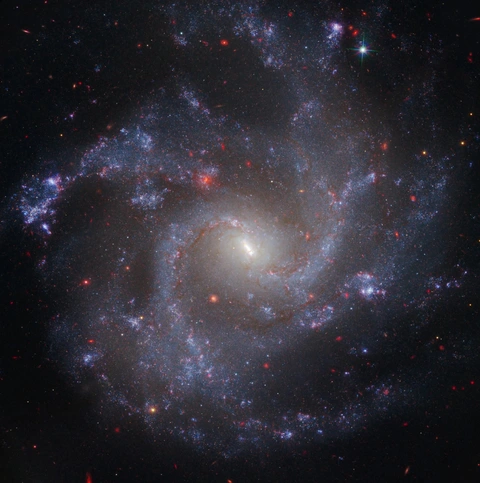 Ảnh ngoạn mục thiên hà và tinh vân do kính James Webb chụp- Ảnh 8. Dữ liệu từ kính viễn vọng không gian Hubble và James Webb đã được kết hợp để chụp ảnh NGC 5468, một thiên hà nằm cách Trái đất khoảng 130 triệu năm ánh sáng - Hình ảnh: Webb NIRCam Hubble WFC3