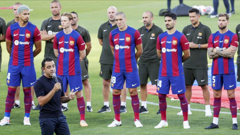 Xavi chia tay Barca không đòi ‘quà’- Ảnh 1. HLV Xavi chia tay các cầu thủ Barca - Nguồn: Getty