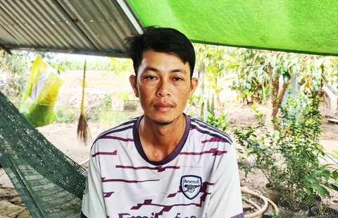 Cà Mau chỉ đạo rà soát vụ thương lái mua lúa không trả tiền- Ảnh 1. Anh Nguyễn Phương Tính lo lắng do không có chi phí để sản xuất vụ mùa mới vì thương lái nợ tiền - Ảnh: THANH HUYỀN