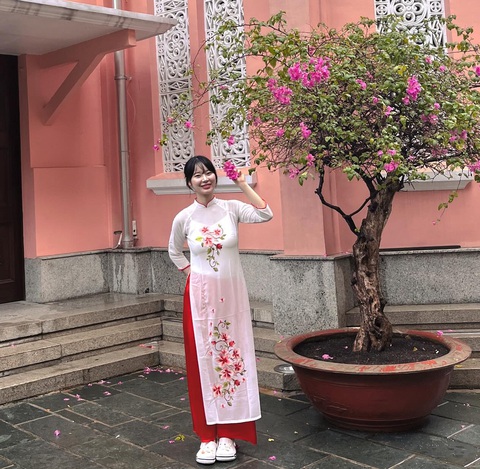 Nữ bình luận viên xinh đẹp Hàn Quốc mặc áo dài tại World Cup billiards TP.HCM- Ảnh 6. Kim Bo-Gan diện áo dài đi dạo phố tại TP.HCM - Ảnh: FBNV