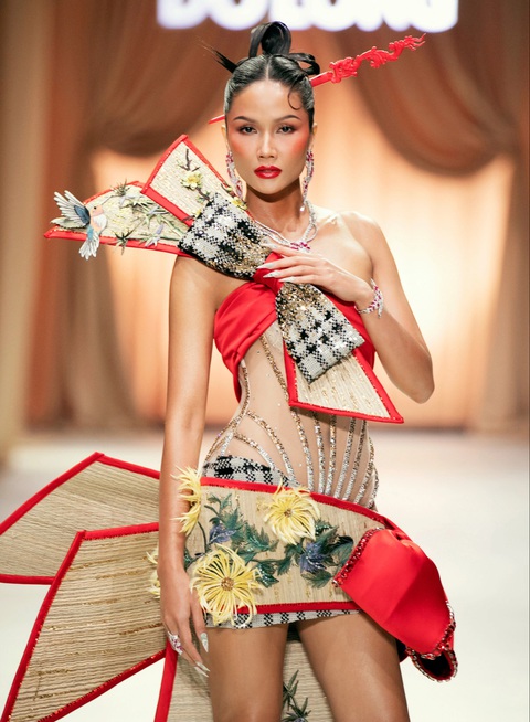 Hoa hậu H'Hen Niê diễn vedette trong show diễn của Đỗ Long - Ảnh: KIẾNG CẬN TEAM Hoa hậu H'Hen Niê diễn vị trí vedette trong show diễn của nhà thiết kế Đỗ Long với chất liệu dân gian - Ảnh: KIẾNG CẬN TEAM