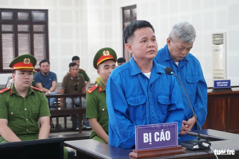 Nhẫn tâm lừa người mẹ có con bị án tử hình, chiếm đoạt 2 tỉ đồng- Ảnh 1. Hai bị cáo bị xét xử về tội lừa đảo chiếm đoạt tài sản - Ảnh: ĐOÀN CƯỜNG