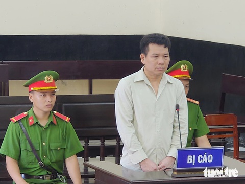 Chém chị ruột trọng thương, lãnh 8 năm tù vì tội giết người- Ảnh 1. Bị cáo Huỳnh Văn Thành tại phiên tòa xét xử sơ thẩm - Ảnh: HOÀI THƯƠNG