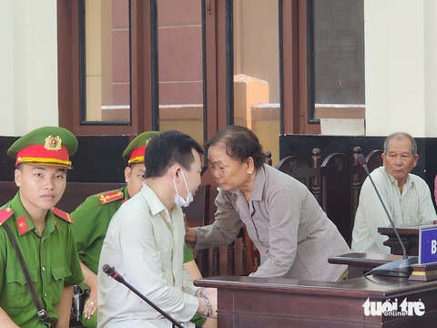 Chém chị ruột trọng thương, lãnh 8 năm tù vì tội giết người- Ảnh 2. Giọt nước mắt ân hận muộn màng của người con khi được người mẹ đến động viên, an ủi tại phiên tòa - Ảnh: HOÀI THƯƠNG