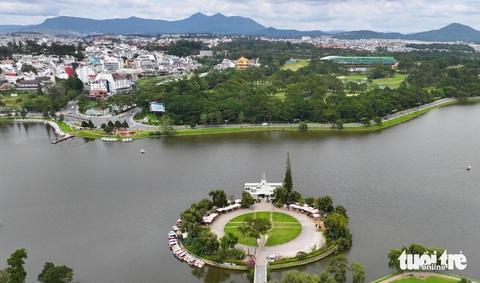 Đà Lạt đề xuất mở phố đi bộ bên hồ Xuân Hương- Ảnh 1. Cung đường Trần Quốc Toản, ven Đồi Cù Đà Lạt nhìn về hướng Thủy Tạ và quảng trường Lâm Viên dự định mở phố đi bộ ban đêm - Ảnh: M.V.
