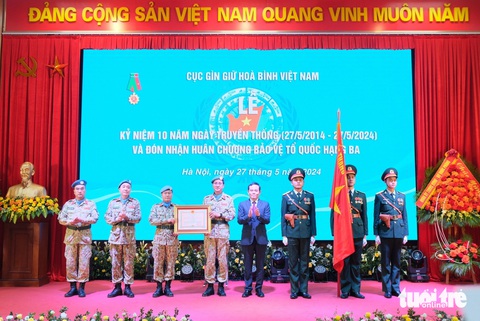 Thừa ủy quyền của Chủ tịch nước, Phó Thủ tướng Trần Lưu Quang trao Huân chương Bảo vệ Tổ quốc hạng Ba cho Cục Gìn giữ hòa Việt Nam - Ảnh: HÀ THANH Thừa ủy quyền của Chủ tịch nước, Phó thủ tướng Trần Lưu Quang trao Huân chương Bảo vệ Tổ quốc hạng ba cho Cục Gìn giữ hòa bình Việt Nam - Ảnh: HÀ THANH
