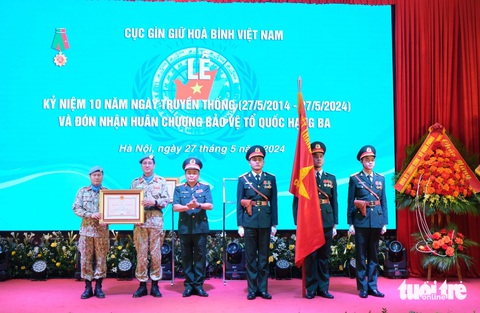 Thượng tướng Hoàng Xuân Chiến, Thứ trưởng Bộ Quốc phòng trao Huân chương Bảo vệ Tổ quốc hạng Ba cho Đội Công binh số 1 - Ảnh: HÀ THANH Thượng tướng Hoàng Xuân Chiến, thứ trưởng Bộ Quốc phòng, trao Huân chương Bảo vệ Tổ quốc hạng ba cho Đội Công binh số 1 - Ảnh: HÀ THANH