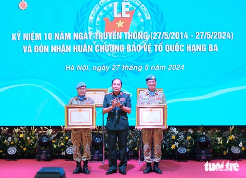 Đại tá Mạc Đức Trọng (trái) - giám đốc Đội Công binh số 1 và Bệnh viện dã chiến cấp 2 số 4 nhận bằng khen Thủ tướng Chính phủ - Ảnh: HÀ THANH Đại tá Mạc Đức Trọng (bìa trái) - giám đốc Đội Công binh số 1 và Bệnh viện dã chiến cấp 2 số 4 - nhận bằng khen của Thủ tướng Chính phủ - Ảnh: HÀ THANH