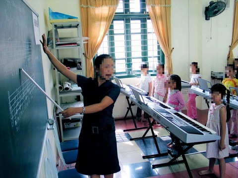 Xin nâng chữ H lên chữ T cho con không được, giận dữ với giáo viên- Ảnh 1. Tiết học âm nhạc tại một trường tiểu học - Ảnh: V.H.