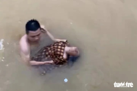 Đang quét sân, chạy vội ra kịp cứu bé gái chìm dưới sông- Ảnh 2. Anh Phúc cứu cháu bé 7 tuổi bị đuối nước hôm 25-5 - Ảnh: HỒ ĐỨC